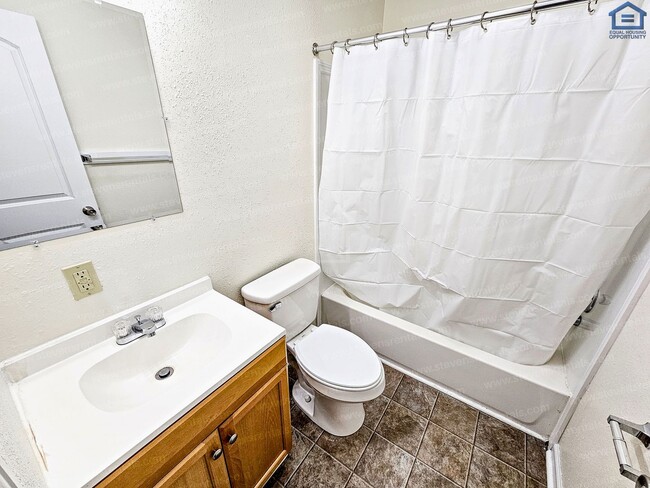 Photo - 702 Couch St