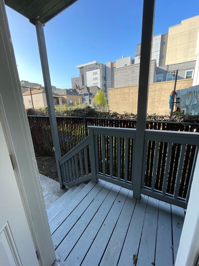 Photo - Large Lower Unit - 627 W Grand Ave Unidad 627