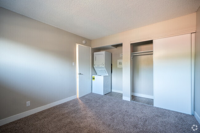 2BR, 1BA - 890SF