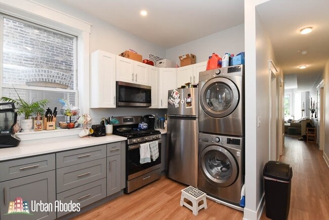 Building Photo - 870 W Buckingham Pl Unit G02C