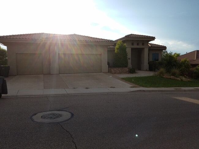 Building Photo - Beautiful Home in The Boulders