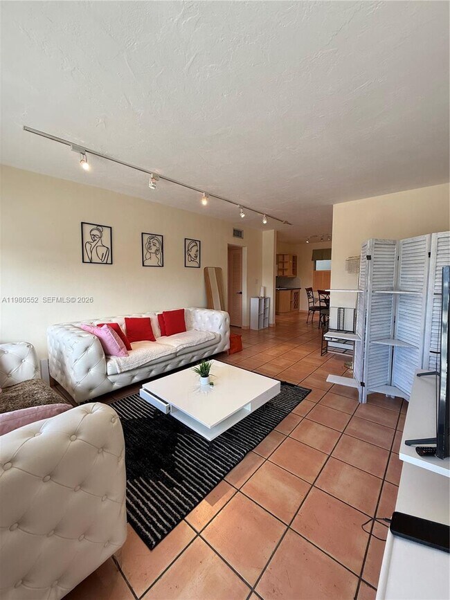 Building Photo - 1480 Euclid Ave Unit 301