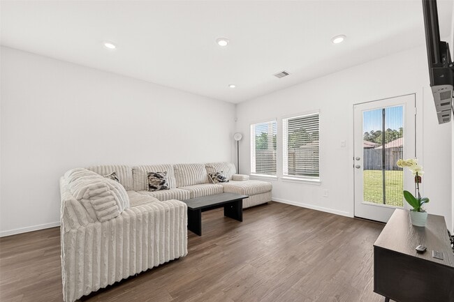 Photo - 5442 Pinetree Cres Ln