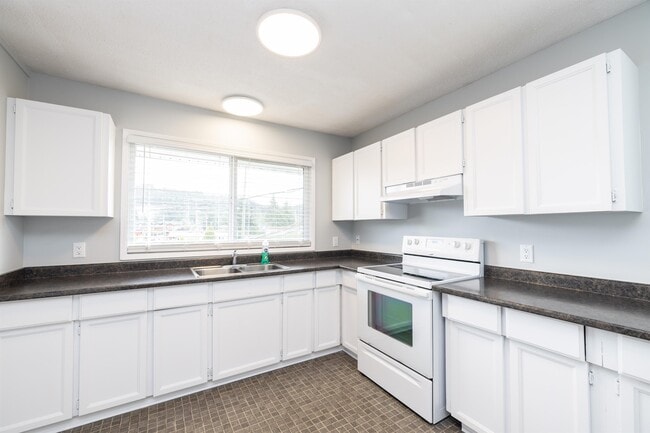 Photo - 3196 Glen Lake Rd