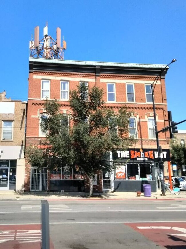 Building Photo - 2002 W Chicago Ave Unit 2R Rental