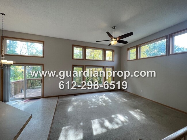 Building Photo - Large End Unit Townhome Available Late April, 2BR + Office, Vaulted Ceilings, 3 Bath, Family Room