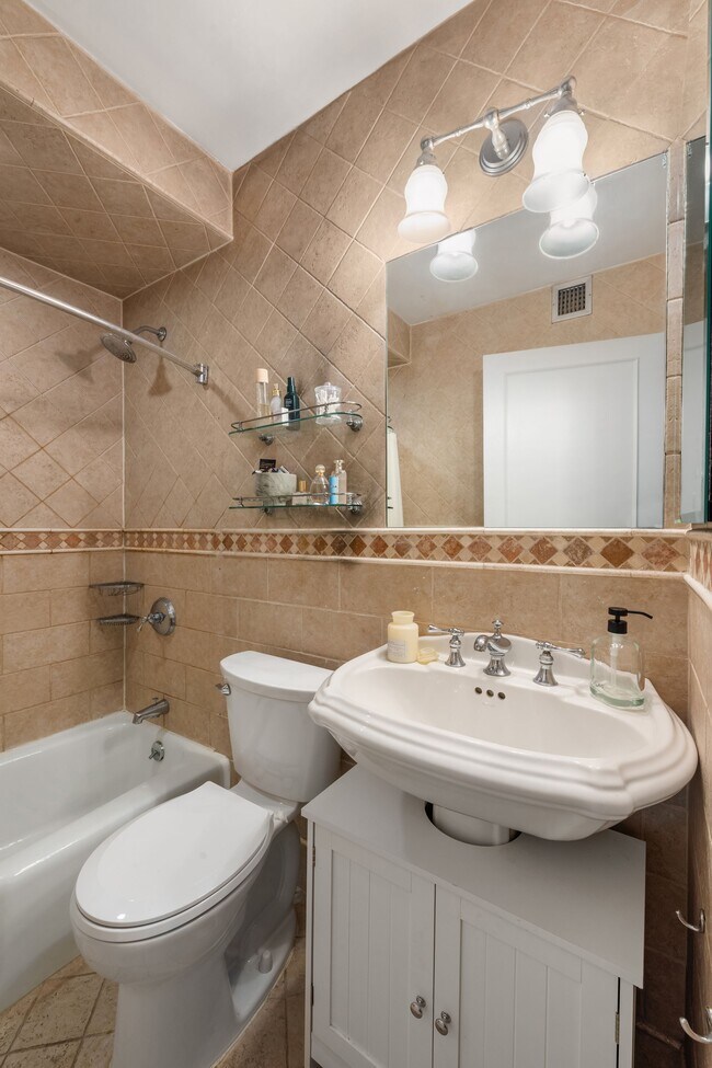 Photo - 130 W 79th St