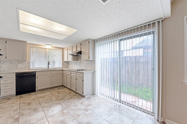 Building Photo - 15806 Spring Forest Dr