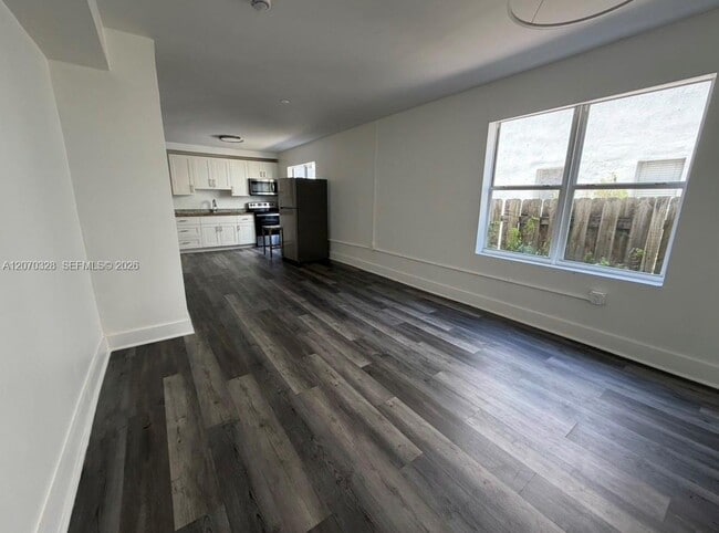 Building Photo - 524 NW 35th St Unit 1