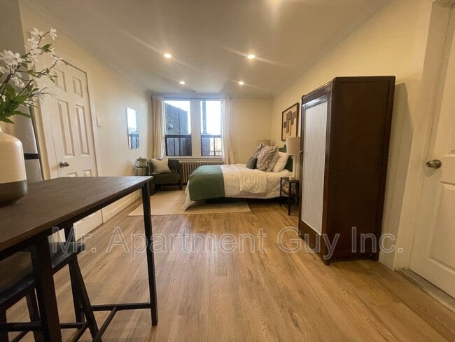 Building Photo - 44 Victoria Ave S Unit Suite 303