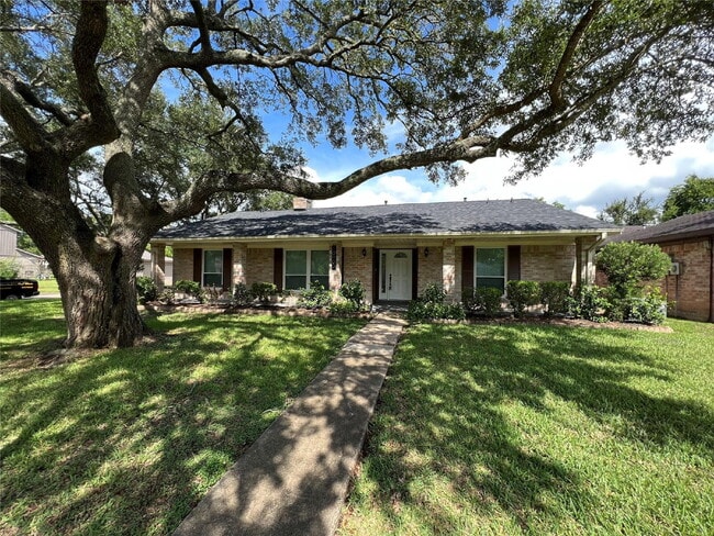 Building Photo - 3 Bedroom Home for Rent in Houston 77096 | Updated Home with Large Backyard