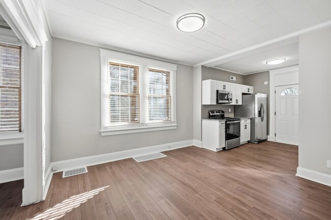 Building Photo - 2905 Robertson Ave Unit #1