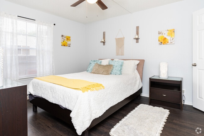 1BR, 1BA - 558SF