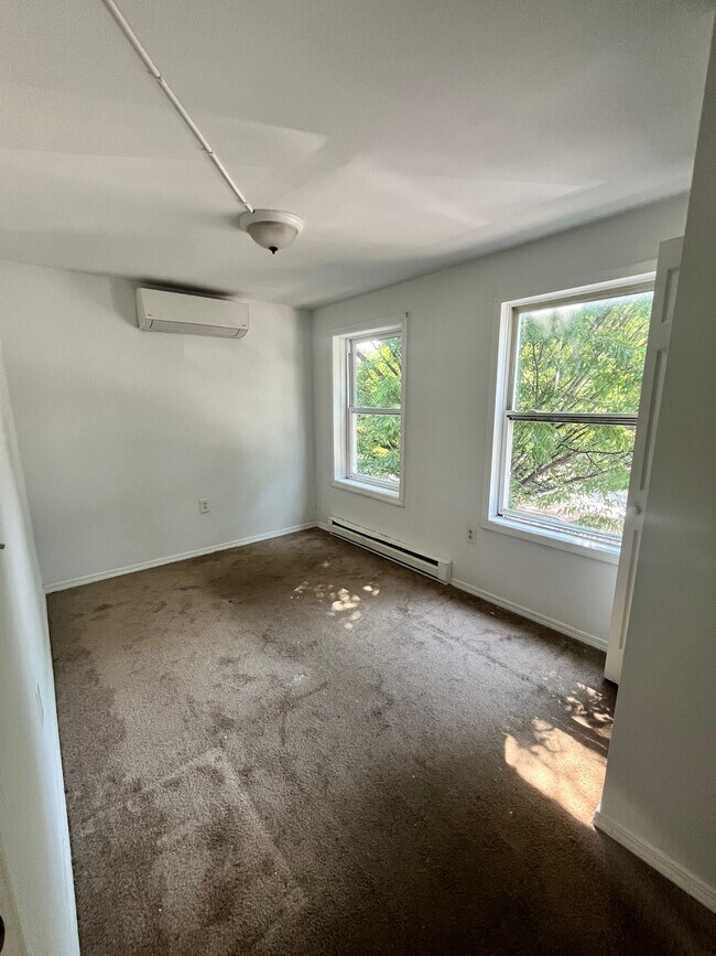 371 Whiton St - 366 Whiton St Unit 1