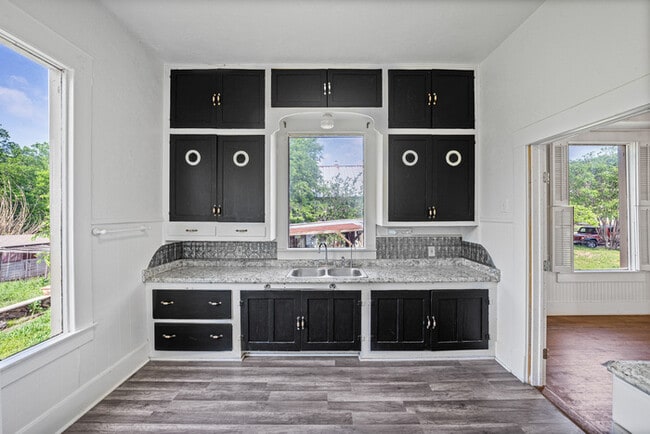 Photo - 433 Davilla St