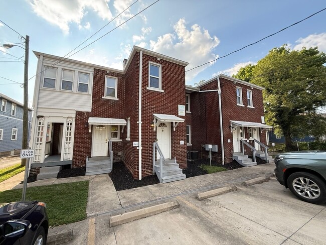 Building Photo - 2112-2120 Indianola Ave. Unit 2118