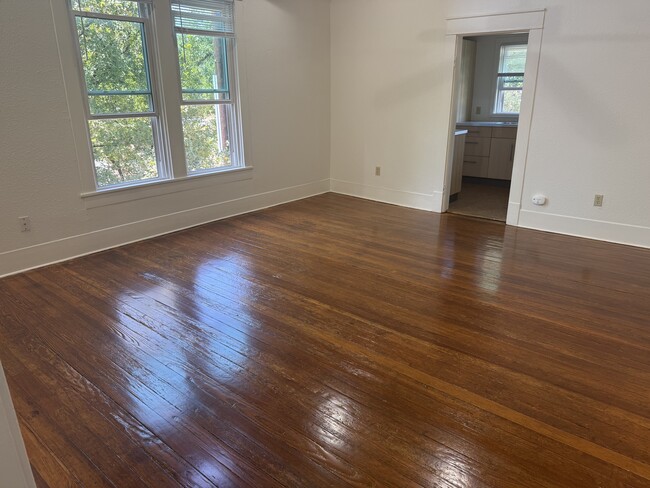 Photo - 715 W Hickory St