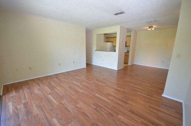 Building Photo - Windsor Park #514