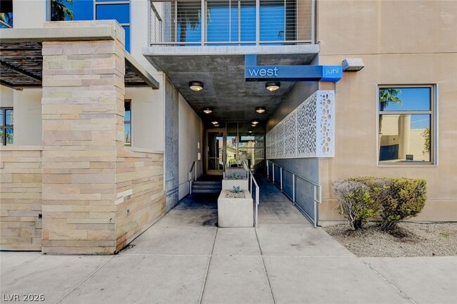 Building Photo - 353 E Bonneville Ave Unit 569