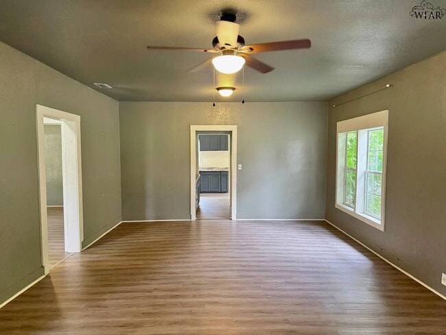 Photo - 2121 Ave I
