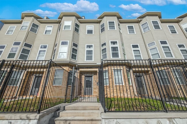 Building Photo - 2020 McGowen St Unit O