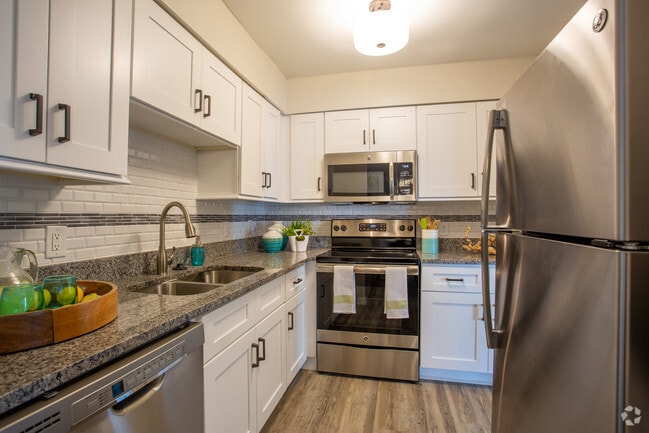 2BR, 1BA - 975 SF - Tranquility - Kitchen