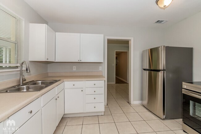 Photo - 1033 Busac Ave