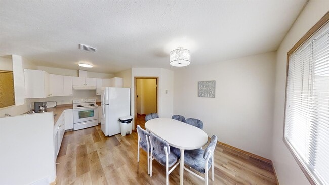 Photo - 10605 D-106102 102 St