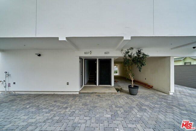 Photo - 605 1/2 W 41st Pl