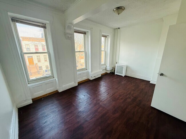 Photo - 734 Madison St