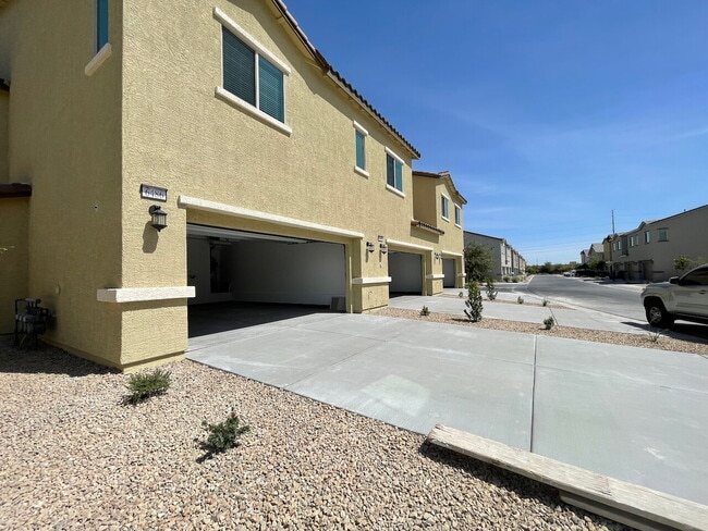 Photo - GATED 4 BED 2.75 BATH 2 CAR GARAGE TOWNHOUSE w/ LOFT & BED + BATH DOWNSTAIRS!