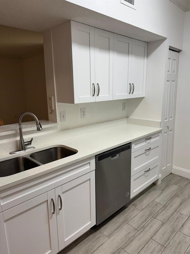 Photo - 11701 SW 2nd St Unidad 5106