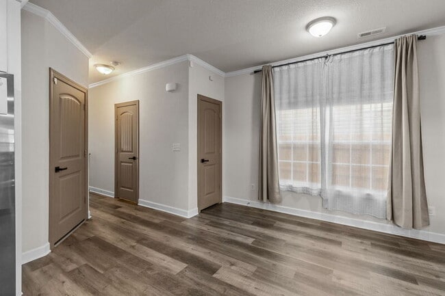 Photo - 812 Somb Moore Ways