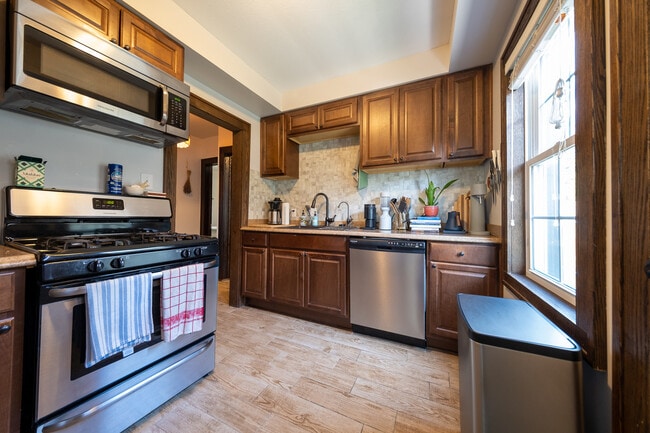 Photo - 817 Central Ave W