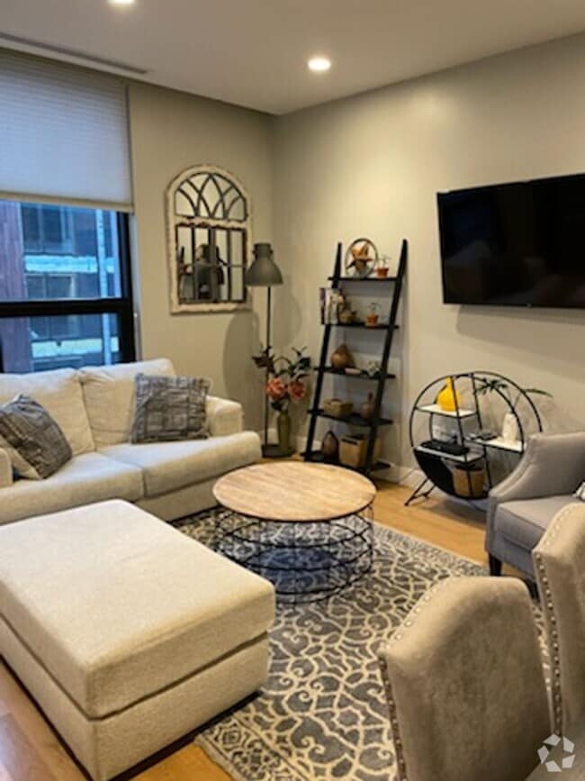 Building Photo - Short-term or long-term, upscale fully fur... Unit 408 Rental