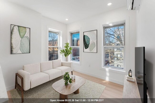 Building Photo - 306 Varick St Unit 2