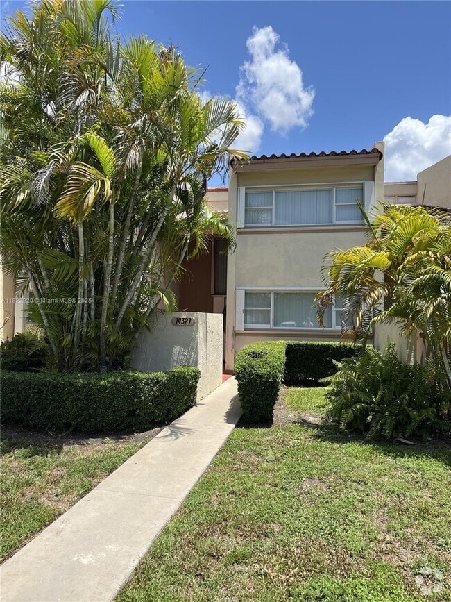 Building Photo - 14327 Kendale Lakes Cir Rental