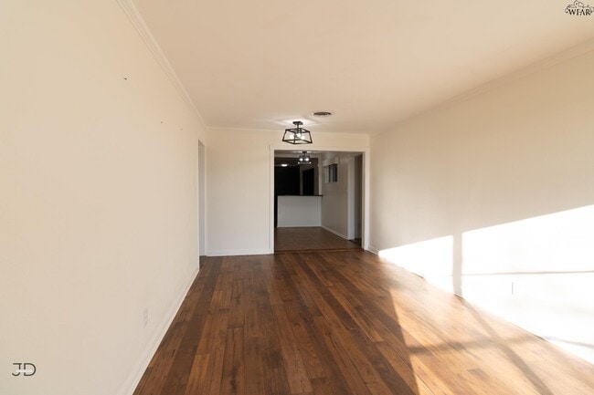 Photo - 674 Bell Rd S