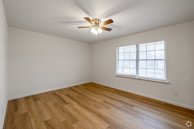 2BR, 1.5BA (Renovated) - 1,000SF - Primary Bedroom