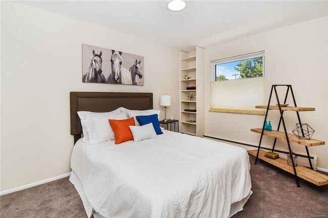 Photo - HIGHLY DESIRABLE West Pearl 2 Bed 1 Bath Top Floor Condo-Available August 5th!