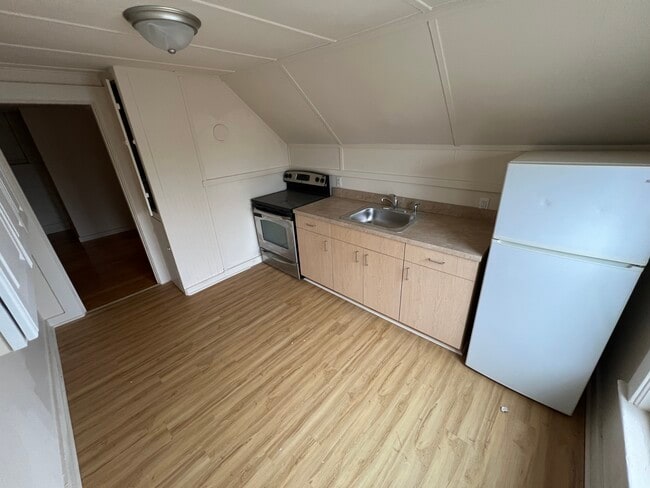 Photo - 75 1/2 Kinsley St Unit APT C Studio