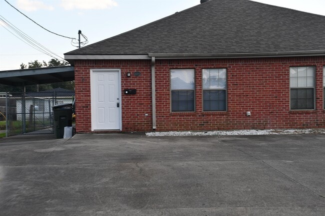 Building Photo - 604 Derouen St