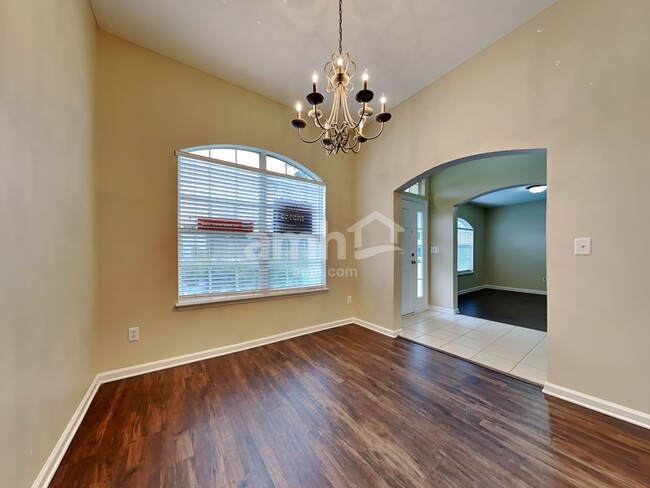 Photo - 705 Waterlily Way