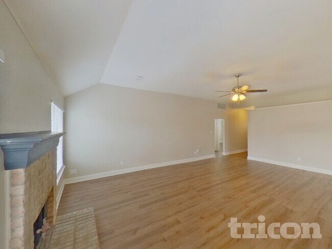 Photo - 709 Flagstone Way