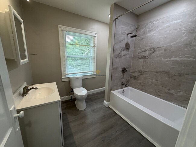 Photo - 445 W 25th St