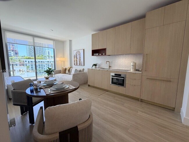 Photo - 90 NE 32nd St Unidad 803