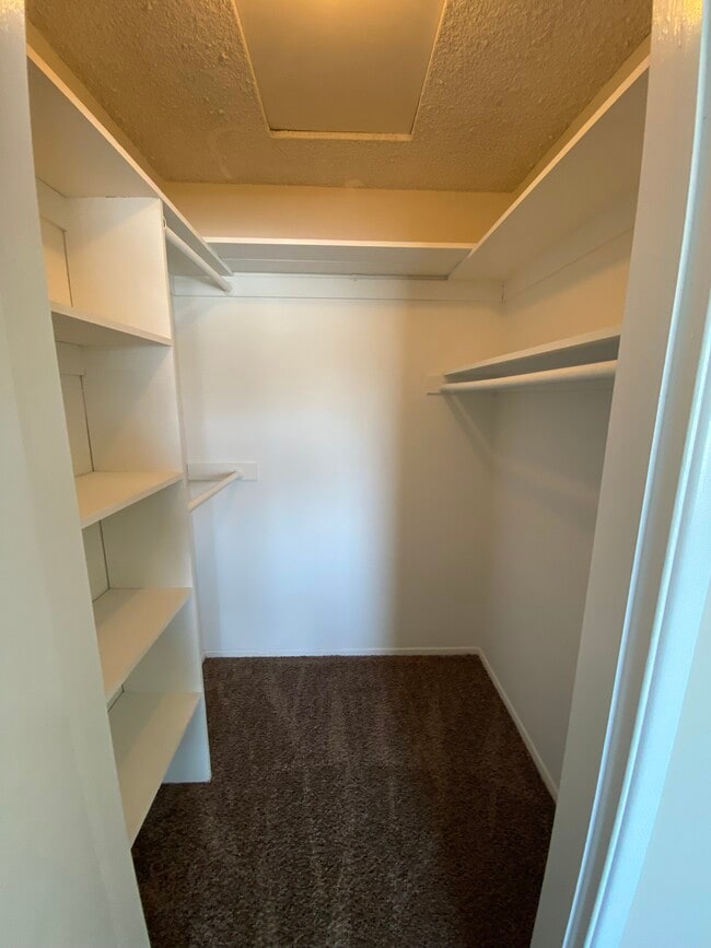 Walk-in closet - Unit 10 (2nd floor)