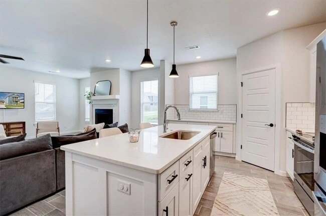 Photo - 1707 W Whitney Ln