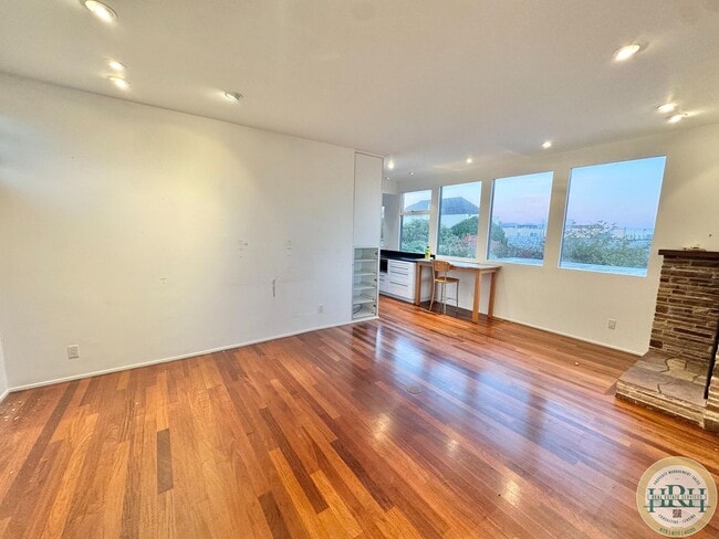 Building Photo - Tranquil & Spacious 2 BR|1 BA Condo in the Central Richmond District