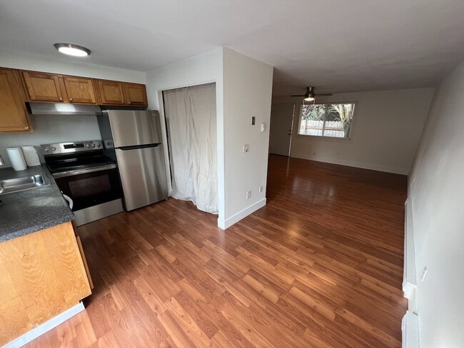 Building Photo - 7320-7322 N Albina Ave Unit 7322